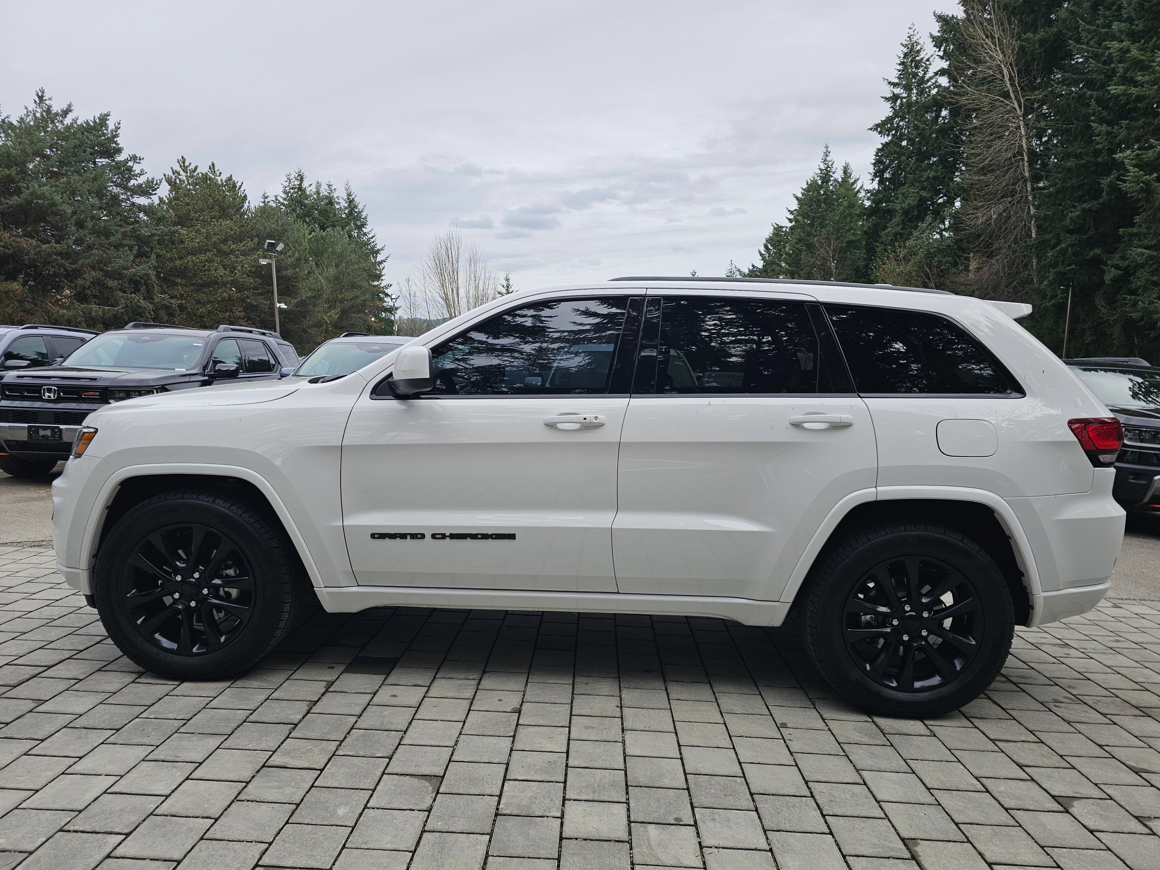 Used 2018 Jeep Grand Cherokee Altitude AWD/4WD image 4