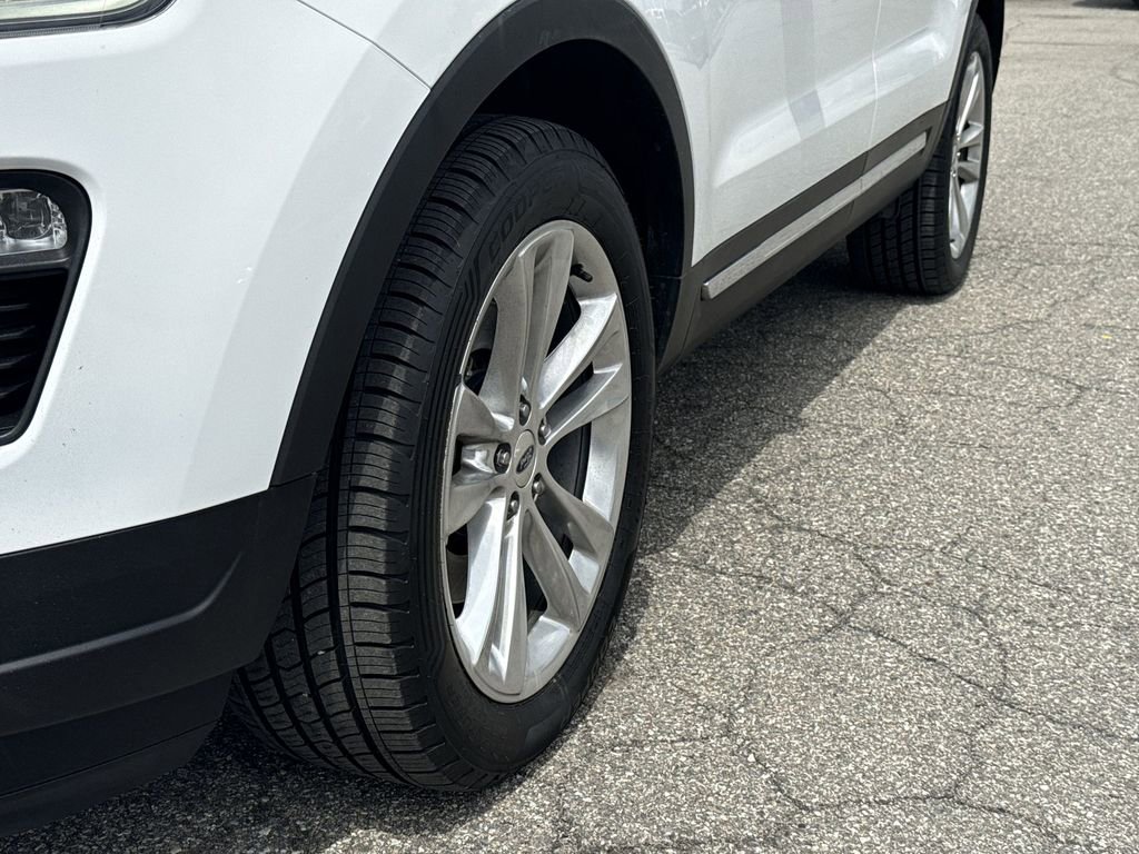 Used 2018 Ford Explorer XLT w/ Equipment Group 202A AWD/4WD image 19