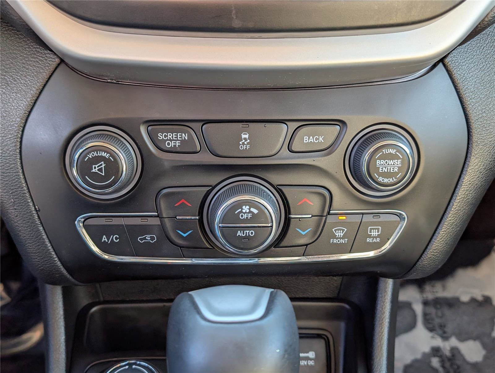 Used 2018 Jeep Cherokee Limited image 26