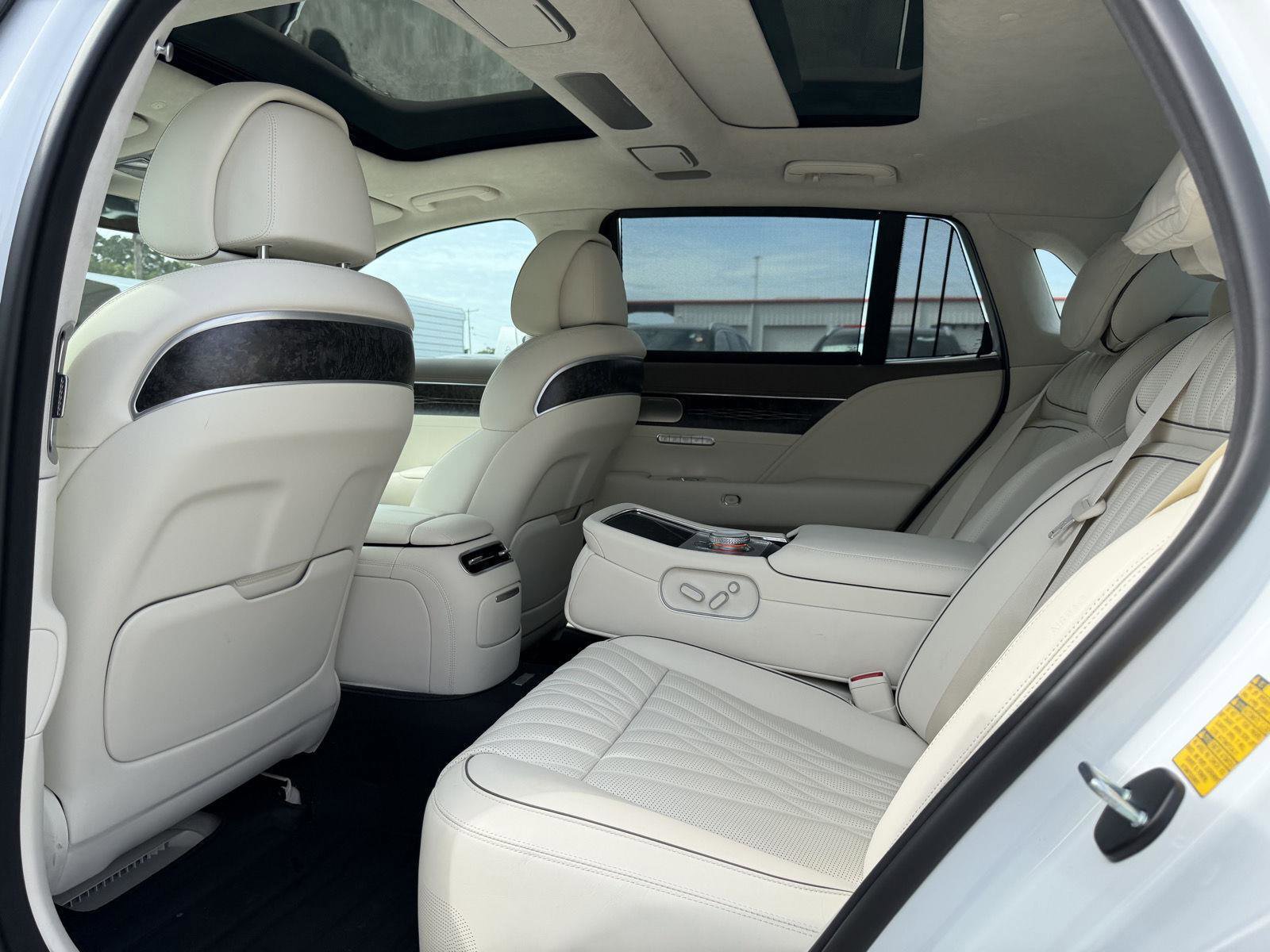 Used 2025 Genesis G90 3.5T AWD/4WD image 17