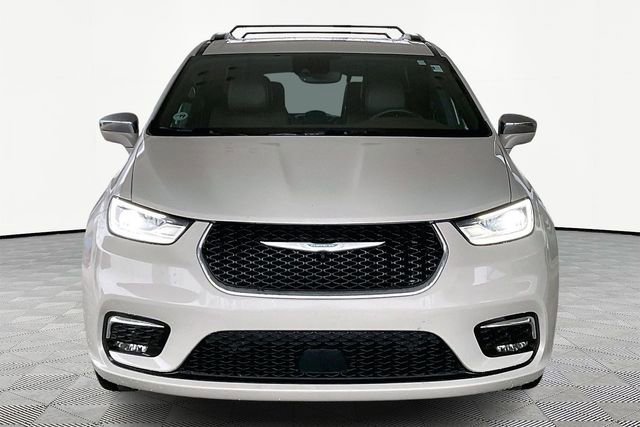 Used 2021 Chrysler Pacifica Limited w/ Uconnect Theater Family Group image 2