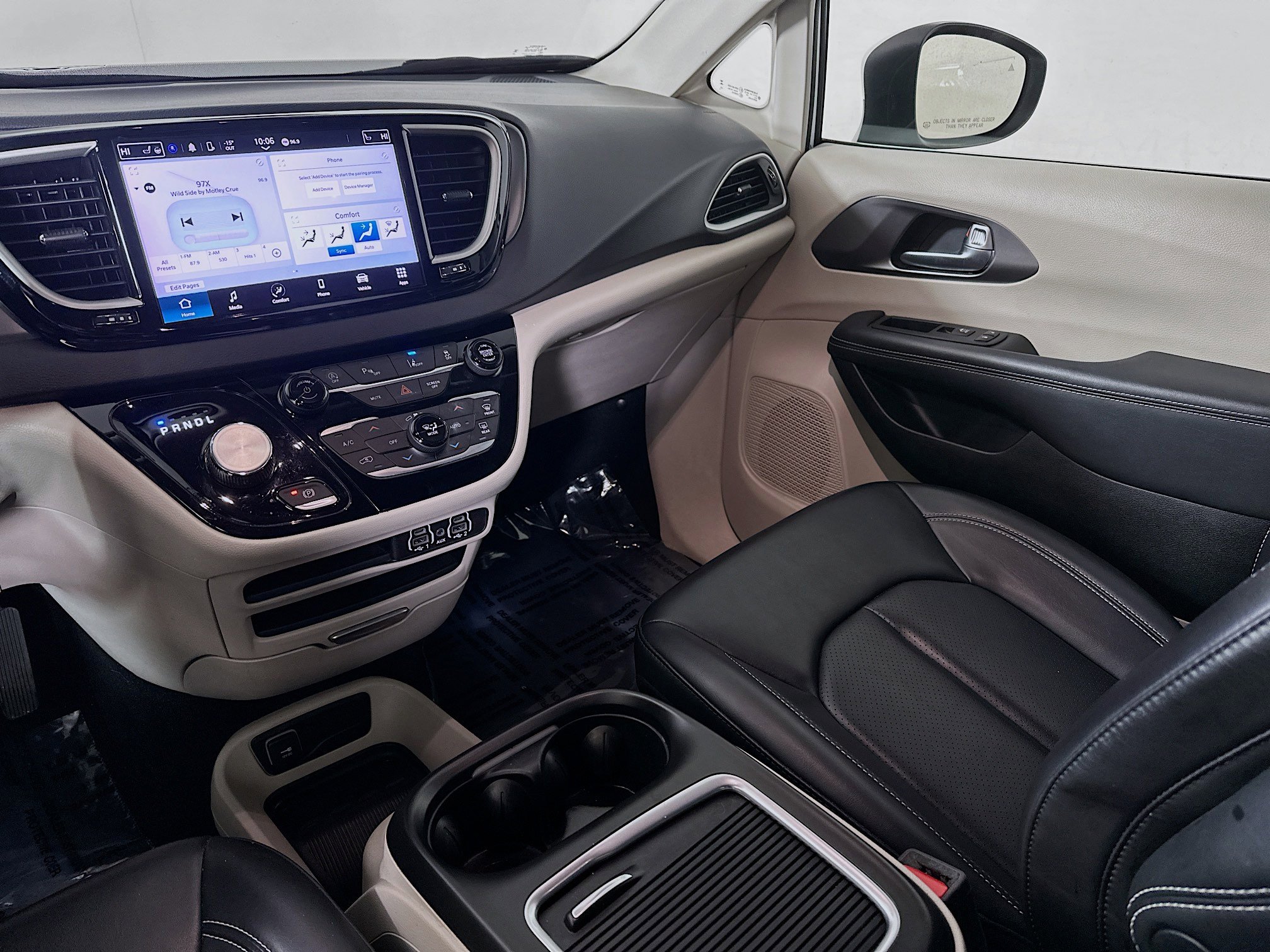 Used 2023 Chrysler Pacifica Touring-L image 21