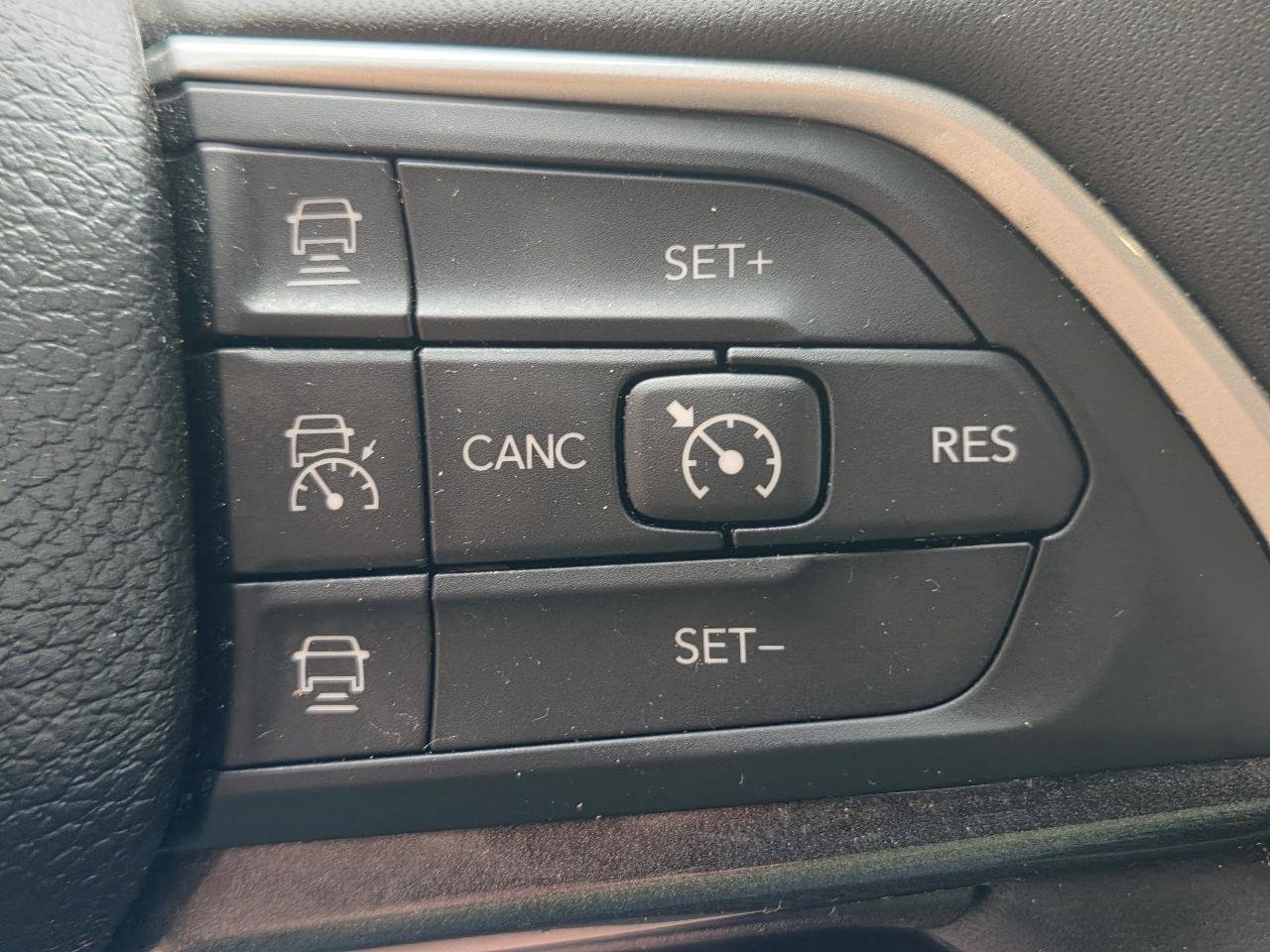 Used 2023 Jeep Grand Cherokee Altitude AWD/4WD image 33