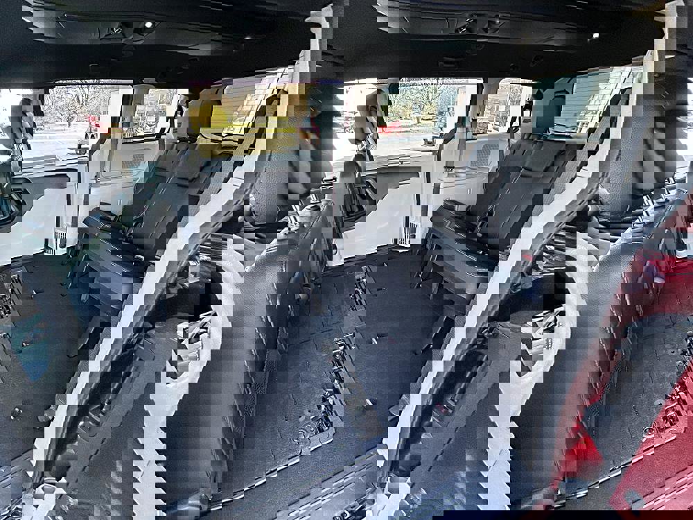 Used 2019 Dodge Grand Caravan SXT w/ Driver Convenience Group image 16