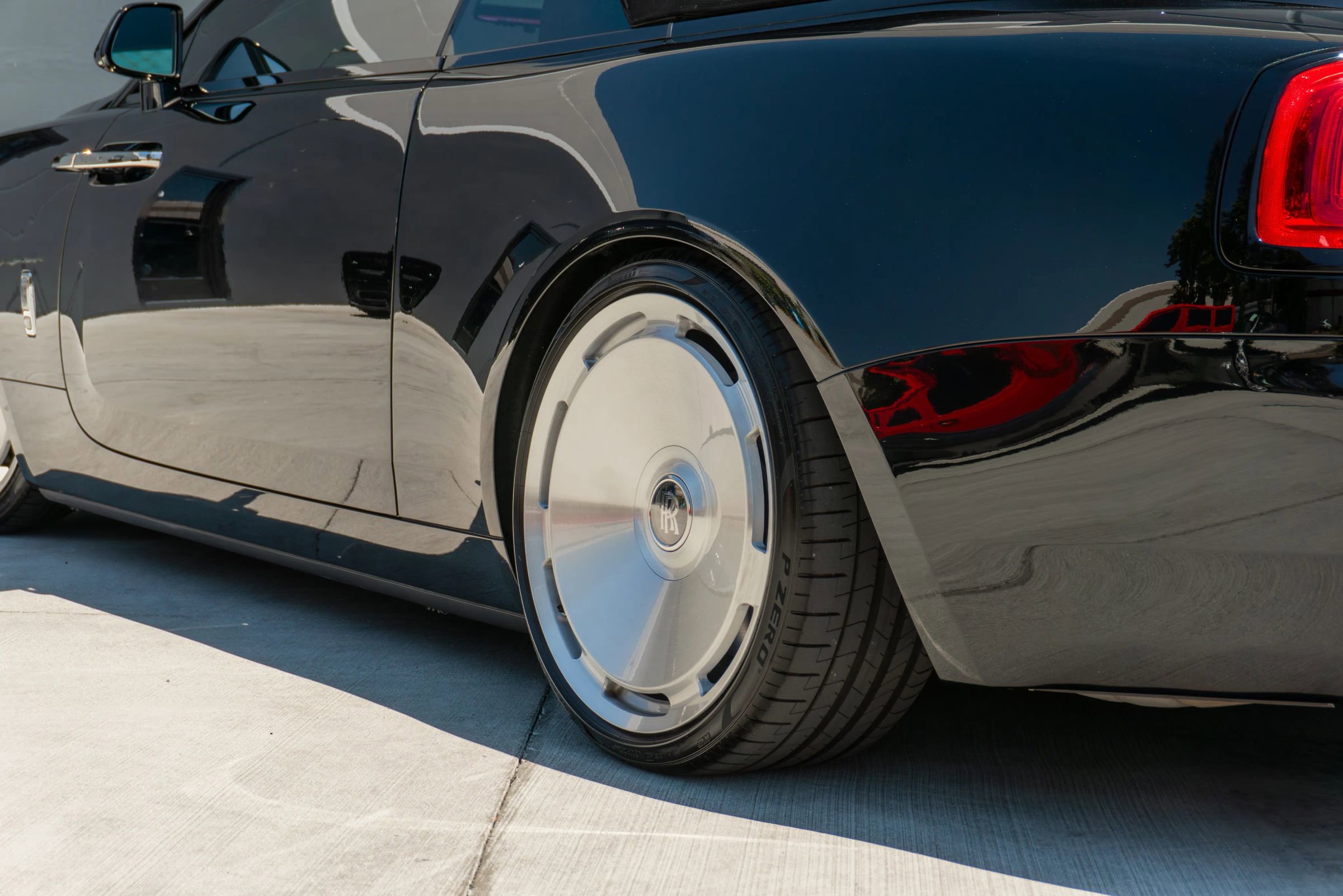 Used 2019 Rolls-Royce Dawn RWD image 56