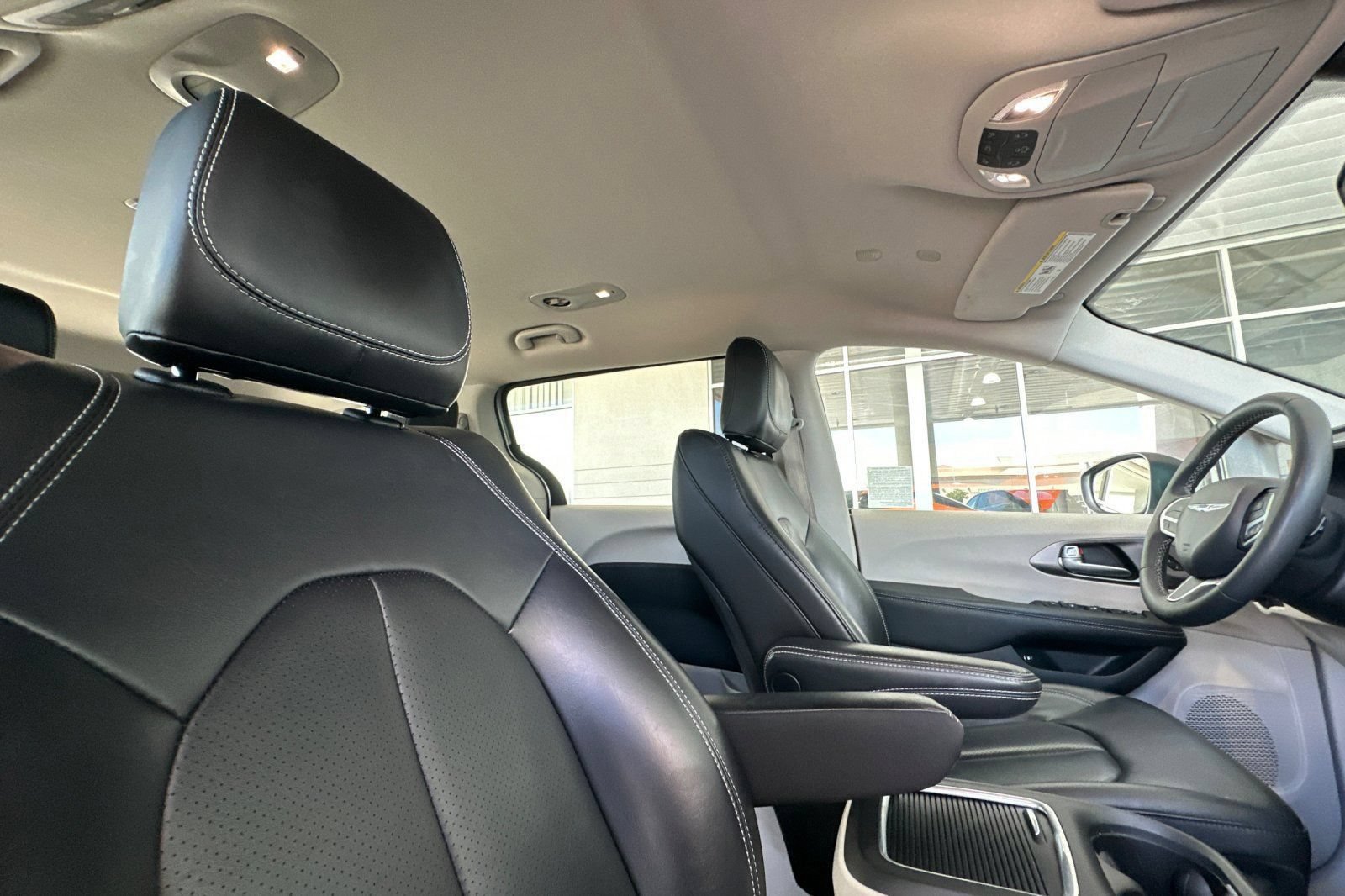 Used 2023 Chrysler Pacifica Touring-L FWD image 18