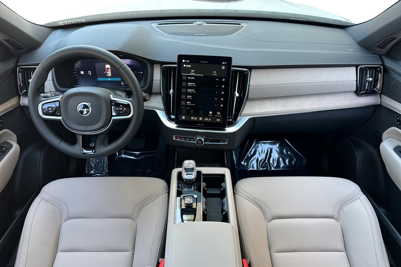 New 2026 Volvo XC90 T8 Plus image 3