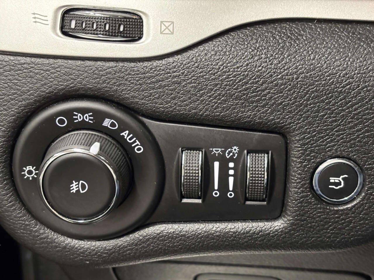 Used 2017 Jeep Cherokee Trailhawk AWD/4WD image 30