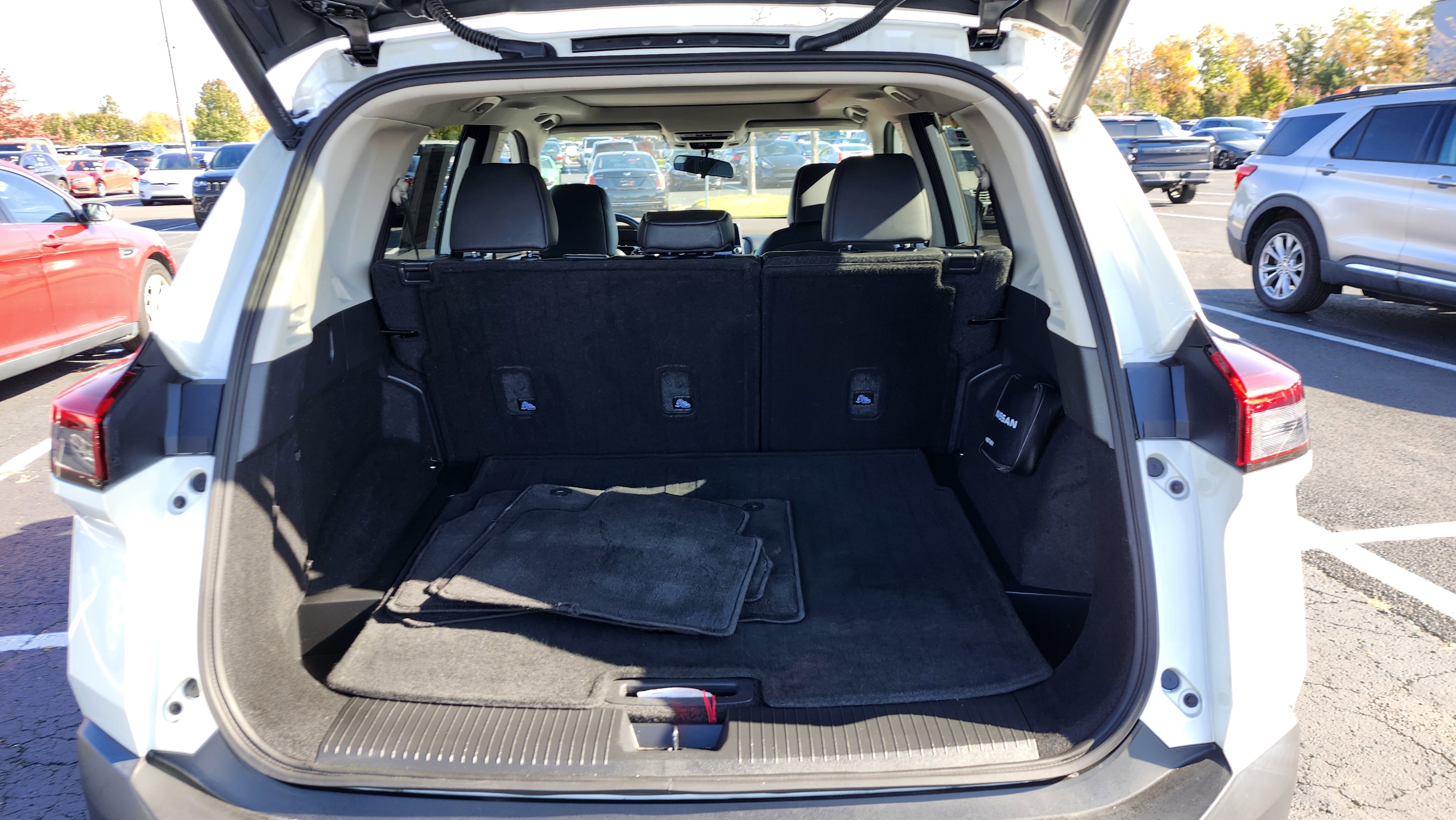 Used 2023 Nissan Rogue SV w/ SV Premium Package image 16