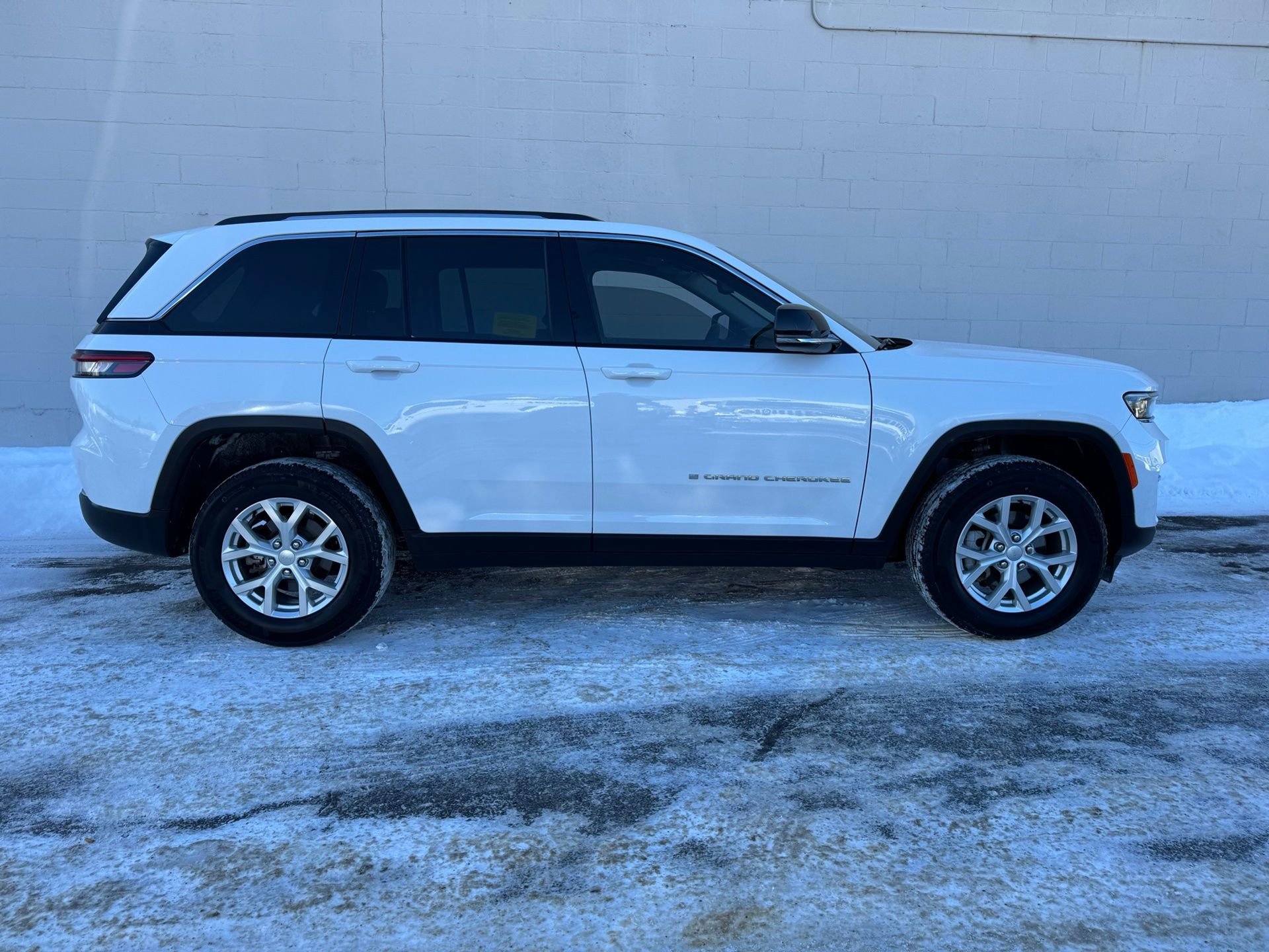 Used 2023 Jeep Grand Cherokee Limited image 3