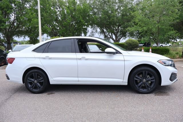 Certified 2022 Volkswagen Jetta SE w/ Panoramic Sunroof Package image 10