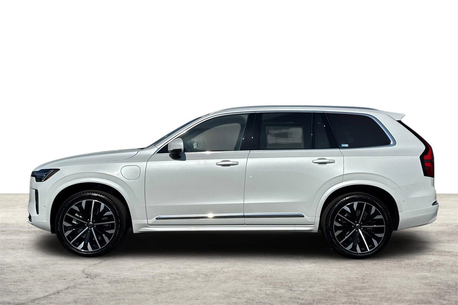 Used 2026 Volvo XC90 T8 Plus w/ Protection Package Premier AWD/4WD image 5