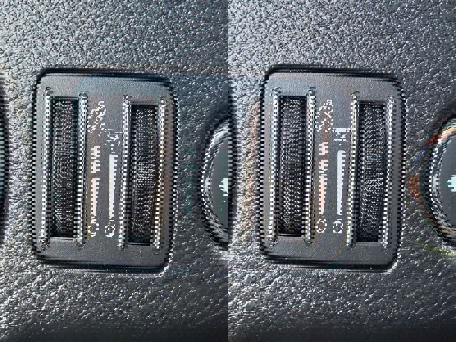 Used 2019 Dodge Challenger SXT w/ Blacktop Package image 7