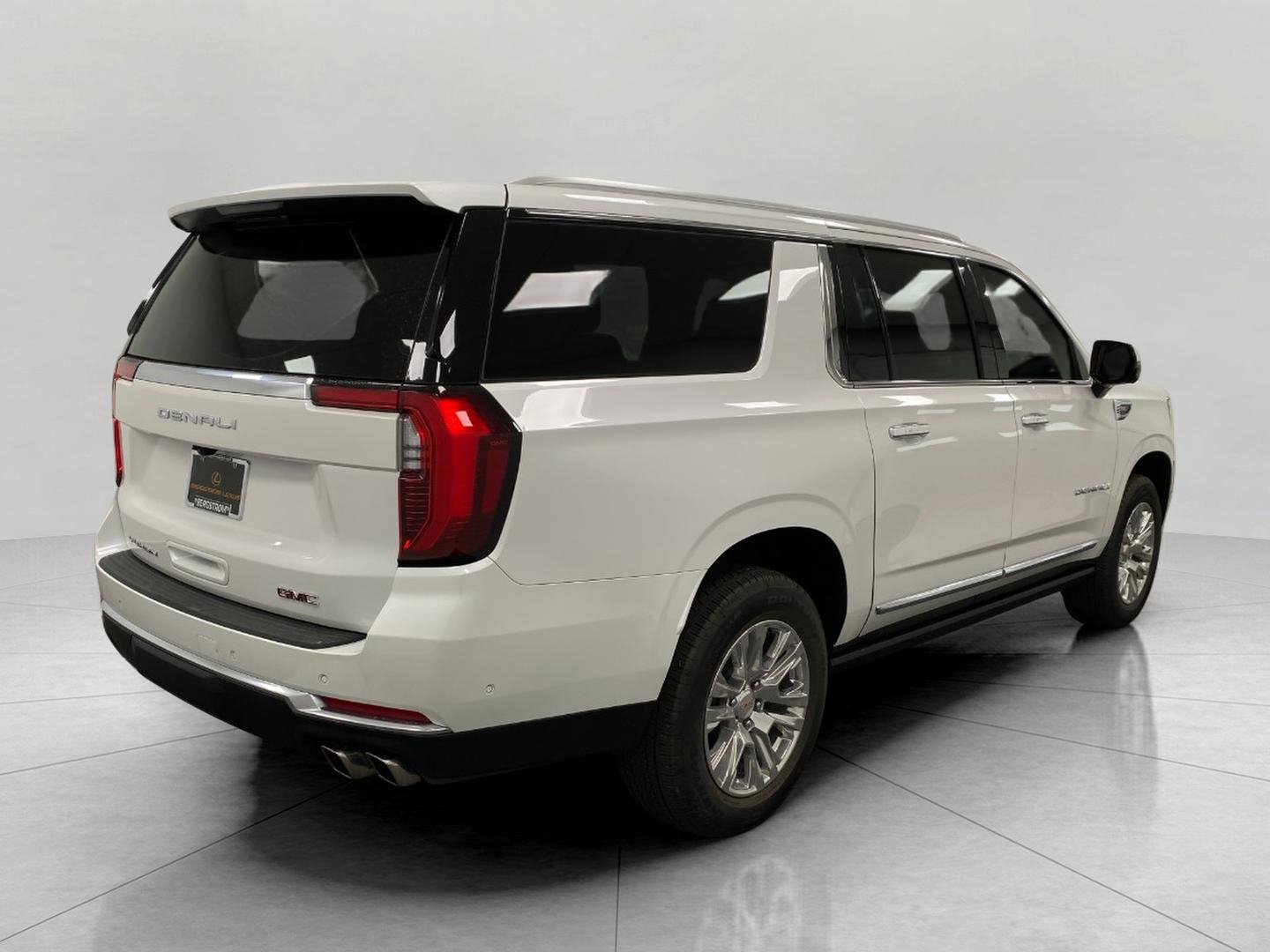 Used 2025 GMC Yukon XL Denali w/ Sun & Power Step Package image 4