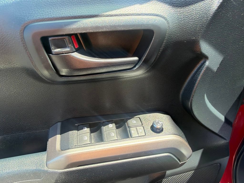 Used 2018 Toyota Tacoma SR5 AWD/4WD image 12