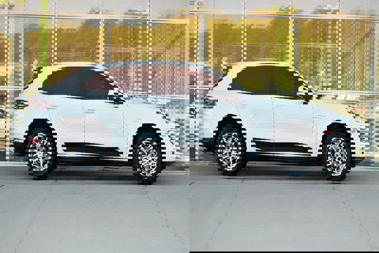 Used 2017 Porsche Macan Base AWD 4dr SUV image 10