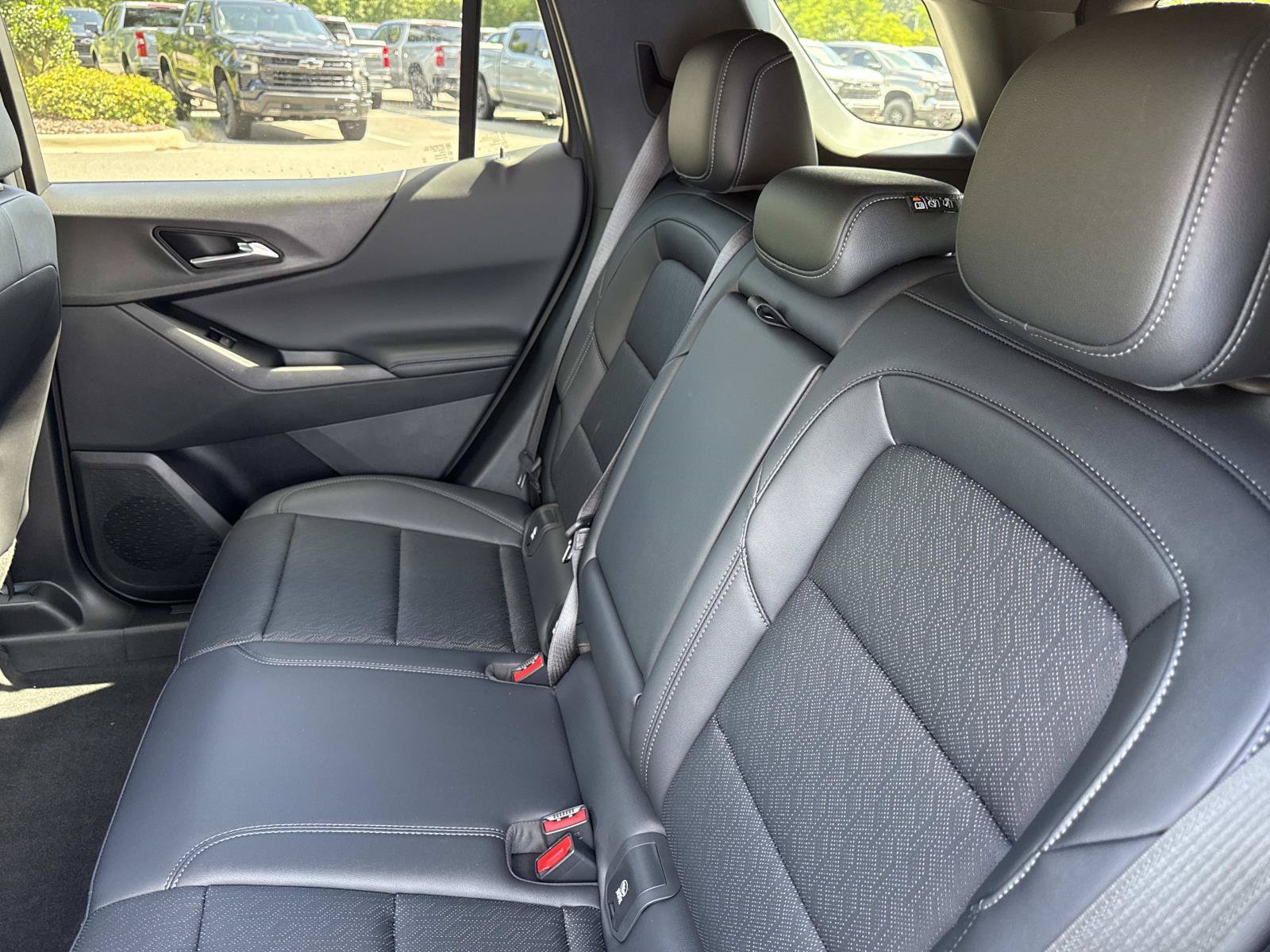 New 2027 Chevrolet Equinox LT w/ Convenience Package II FWD image 11