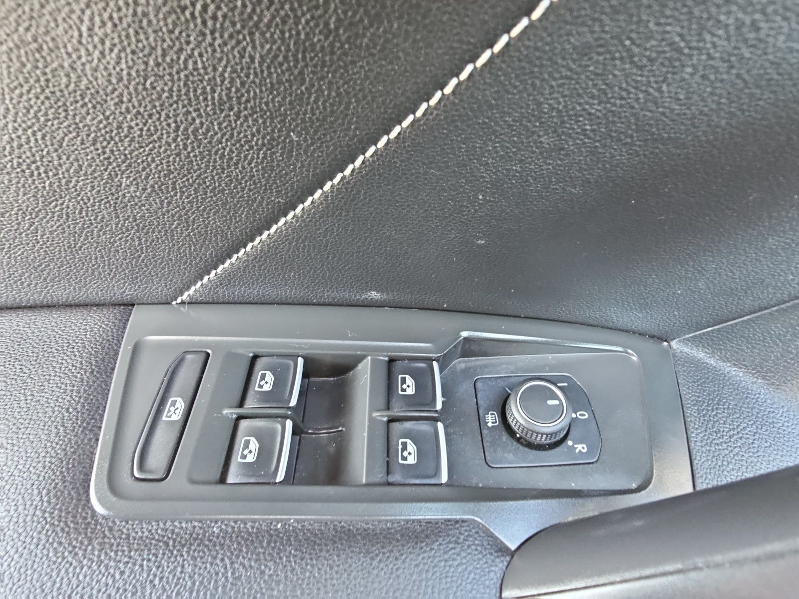 Certified 2024 Volkswagen Tiguan SE R-Line FWD image 29