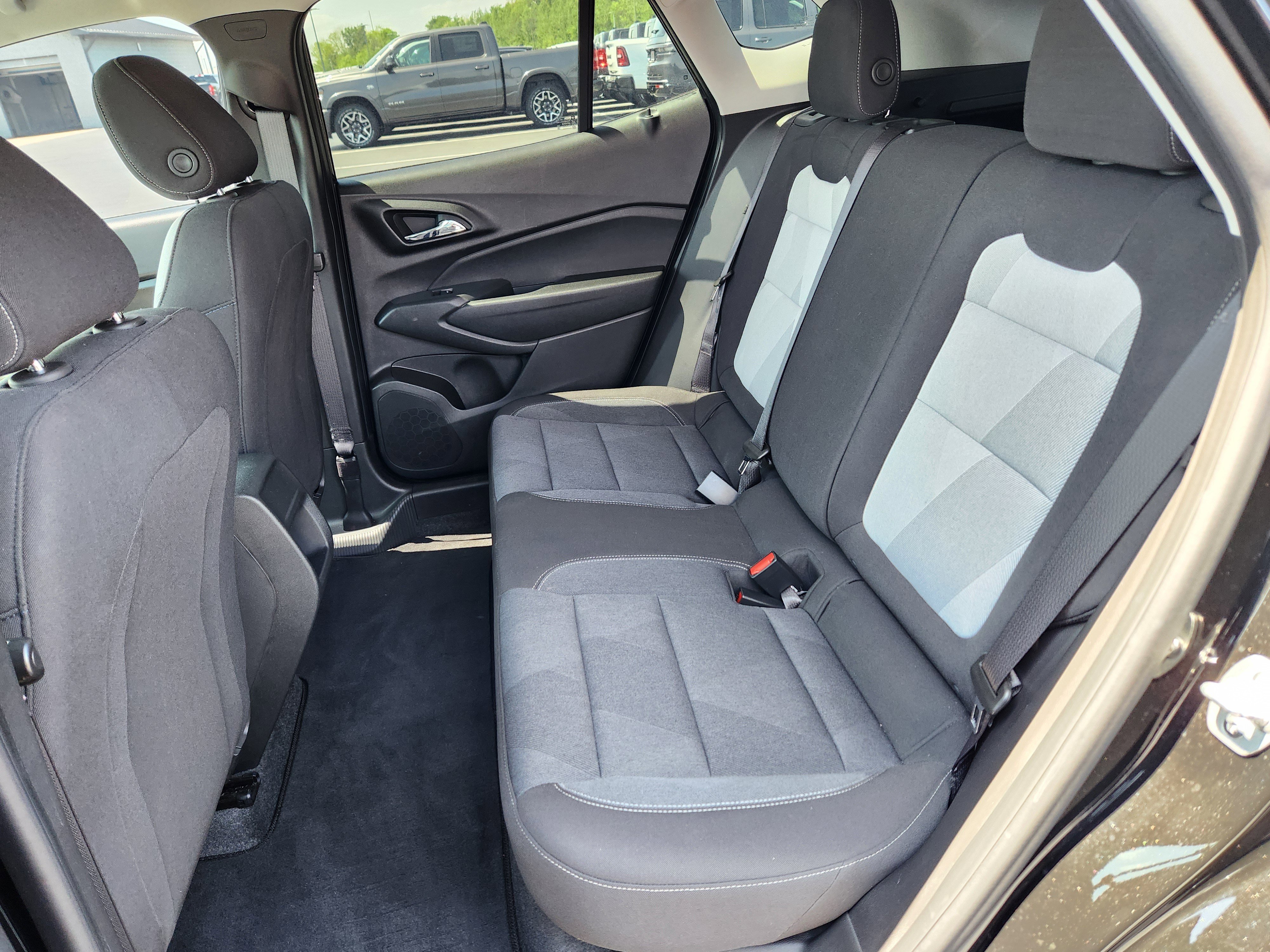 Used 2025 Chevrolet Trax LS w/ LS Convenience Package FWD image 11