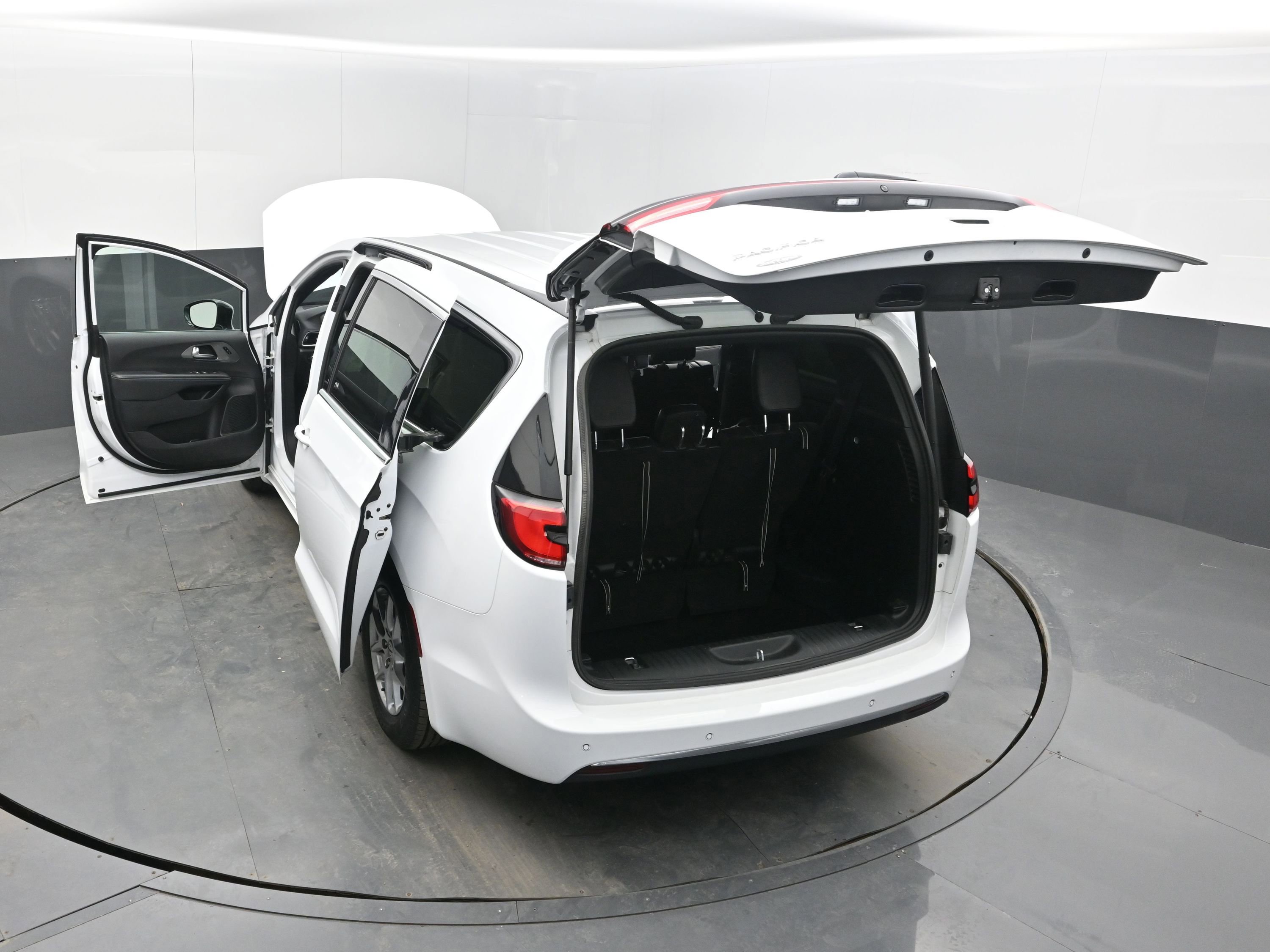 Used 2025 Chrysler Pacifica Select image 39