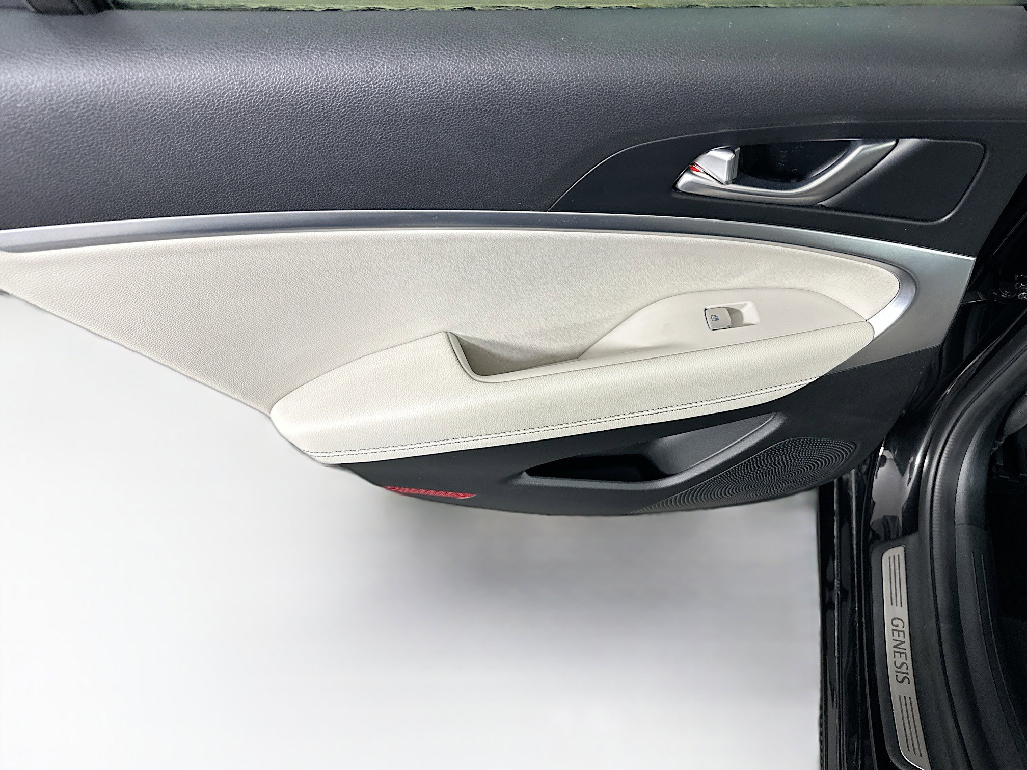 Used 2025 Genesis G70 2.5T image 25