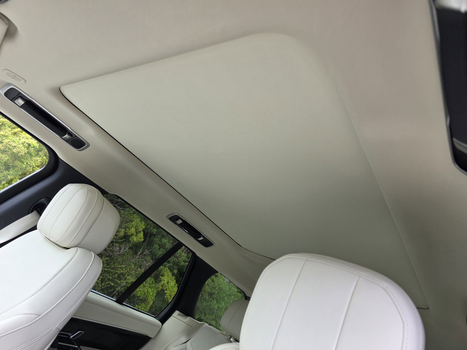 Certified 2025 Land Rover Range Rover SE image 13