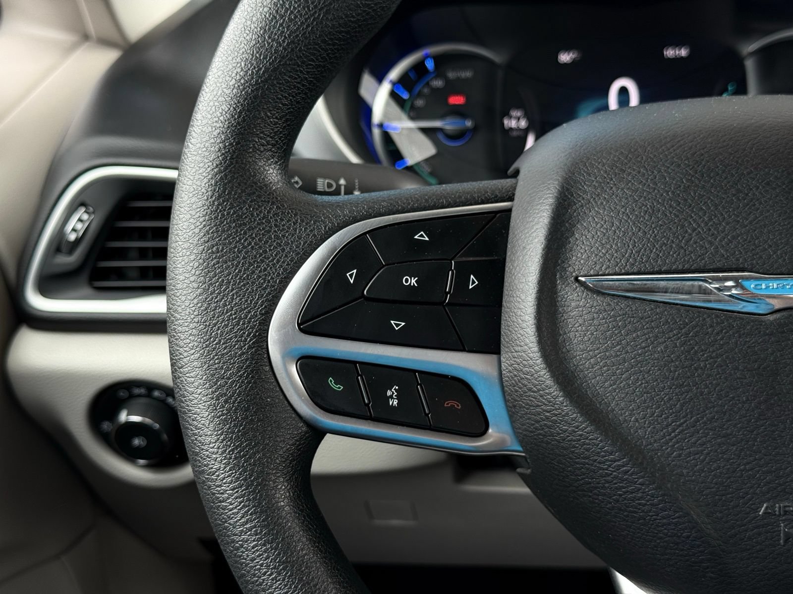 Used 2018 Chrysler Pacifica Touring Plus FWD image 35