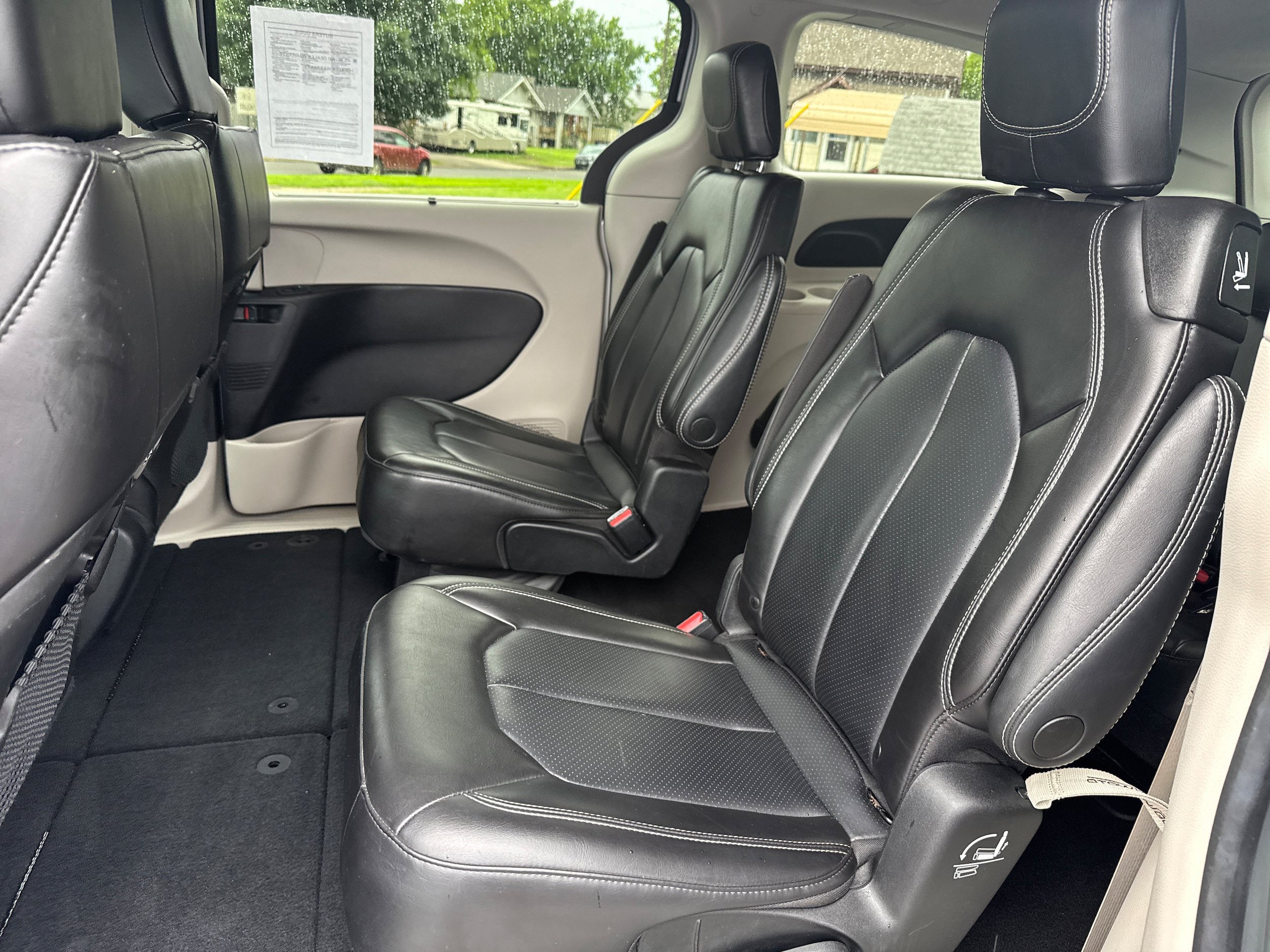 Used 2023 Chrysler Pacifica Touring-L FWD image 7