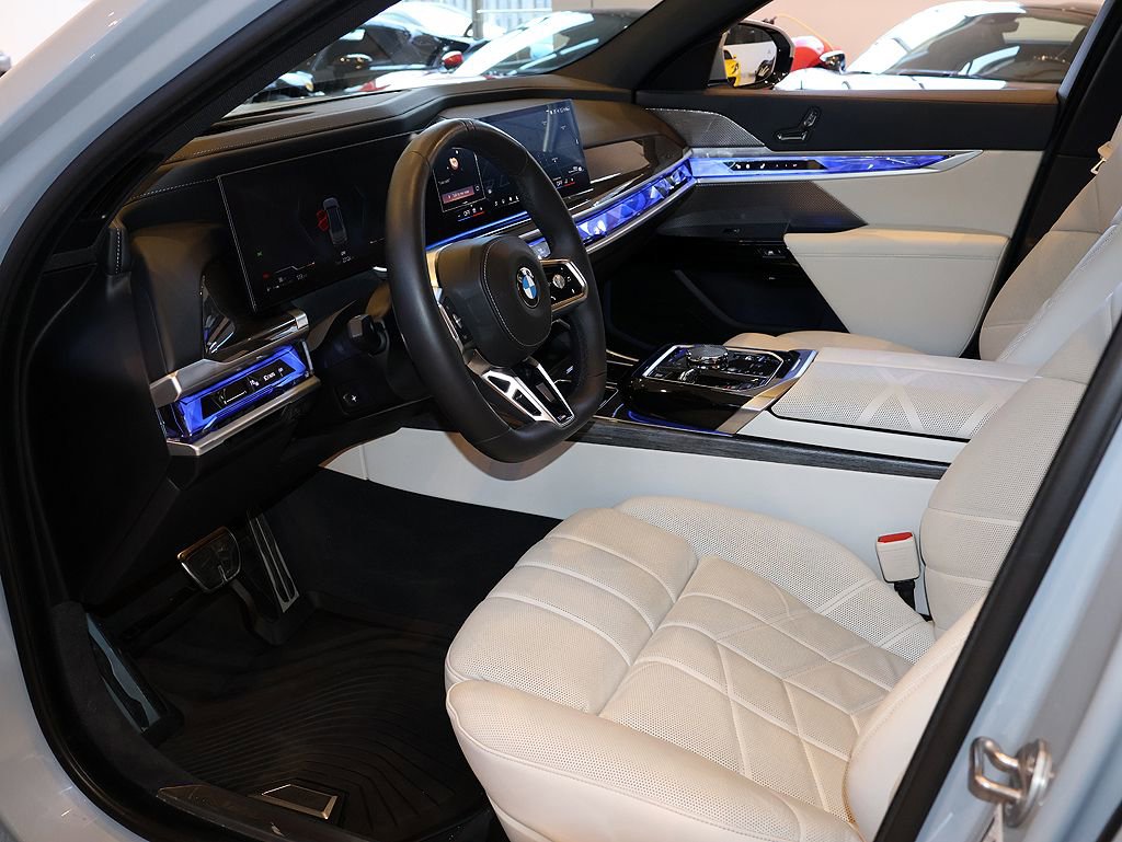 Used 2024 BMW 760i xDrive w/ Premium Package 2 image 4