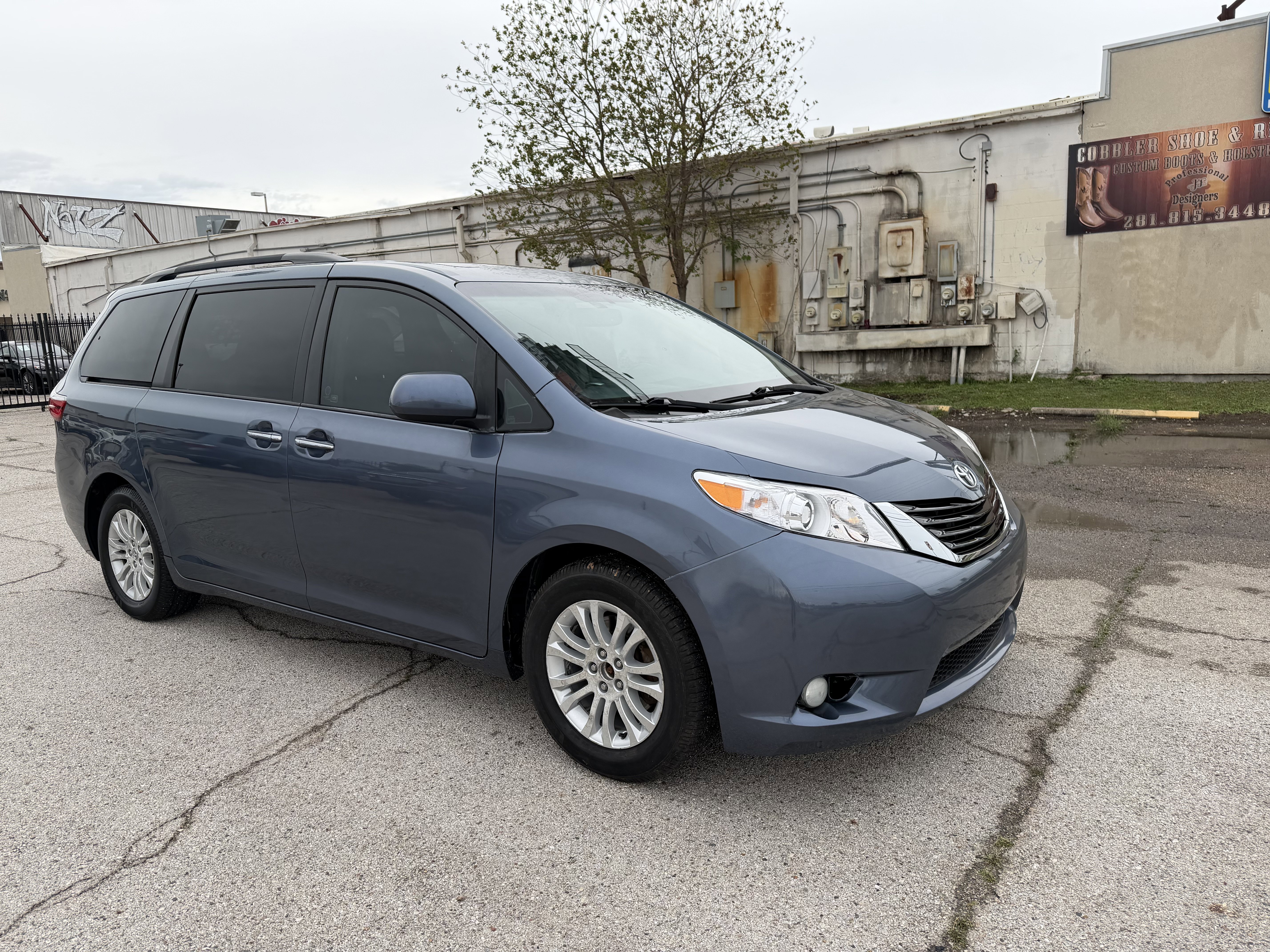 Used 2017 Toyota Sienna XLE w/ XLE Navigation Package image 2