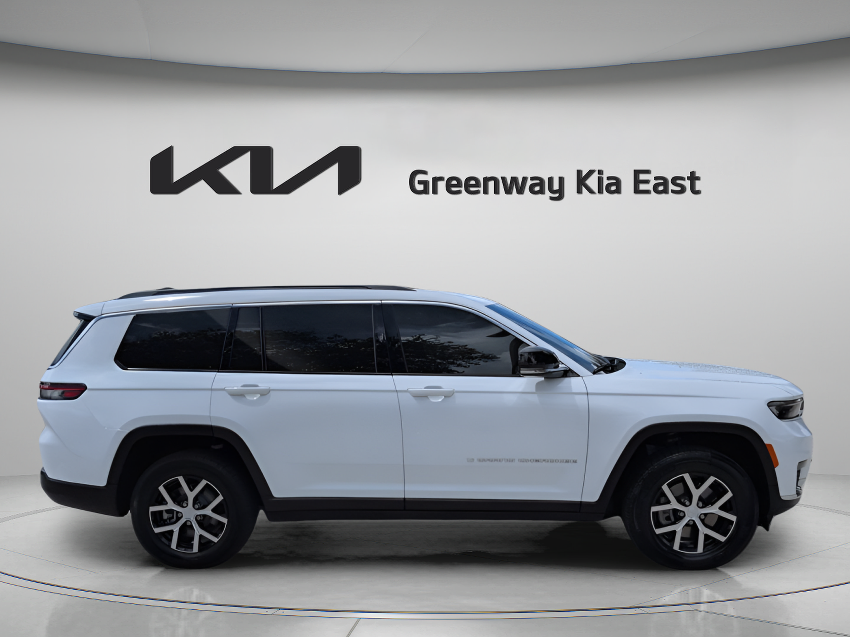 Used 2025 Jeep Grand Cherokee L Limited w/ Trailer Tow Package AWD/4WD image 4