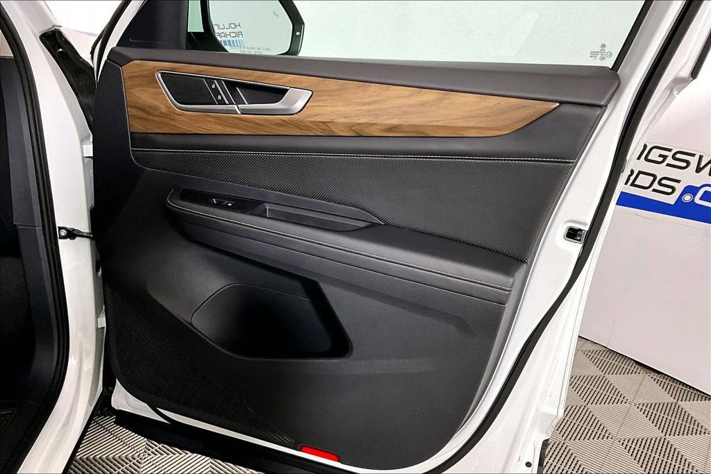 Used 2025 Volkswagen Atlas SE image 19