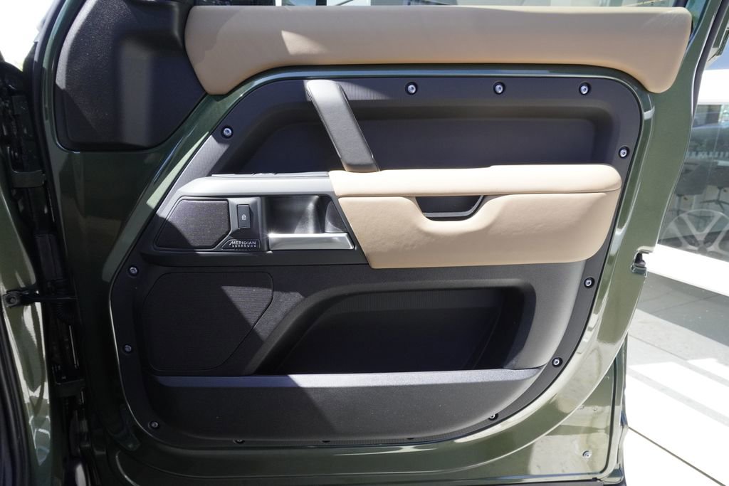 New 2026 Land Rover Defender 130 X-Dynamic SE image 21