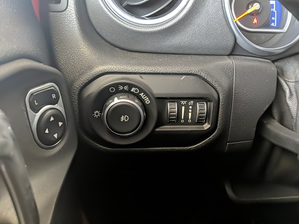 Used 2018 Jeep Wrangler Unlimited Sahara image 23