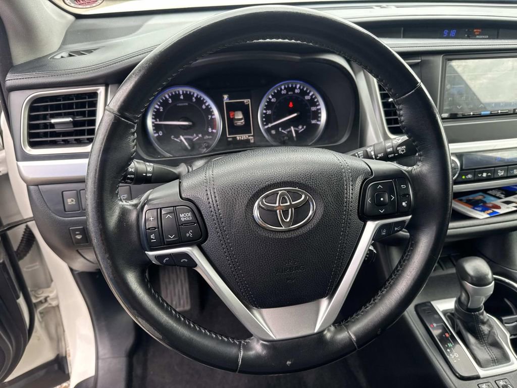 Used 2017 Toyota Highlander XLE image 24