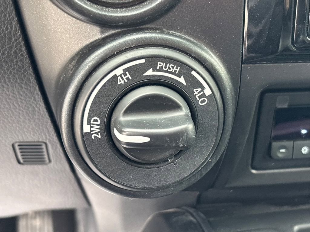 Used 2024 Nissan Titan SV w/ SV Convenience Package image 35