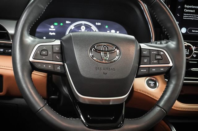 Used 2024 Toyota Highlander Platinum FWD image 13