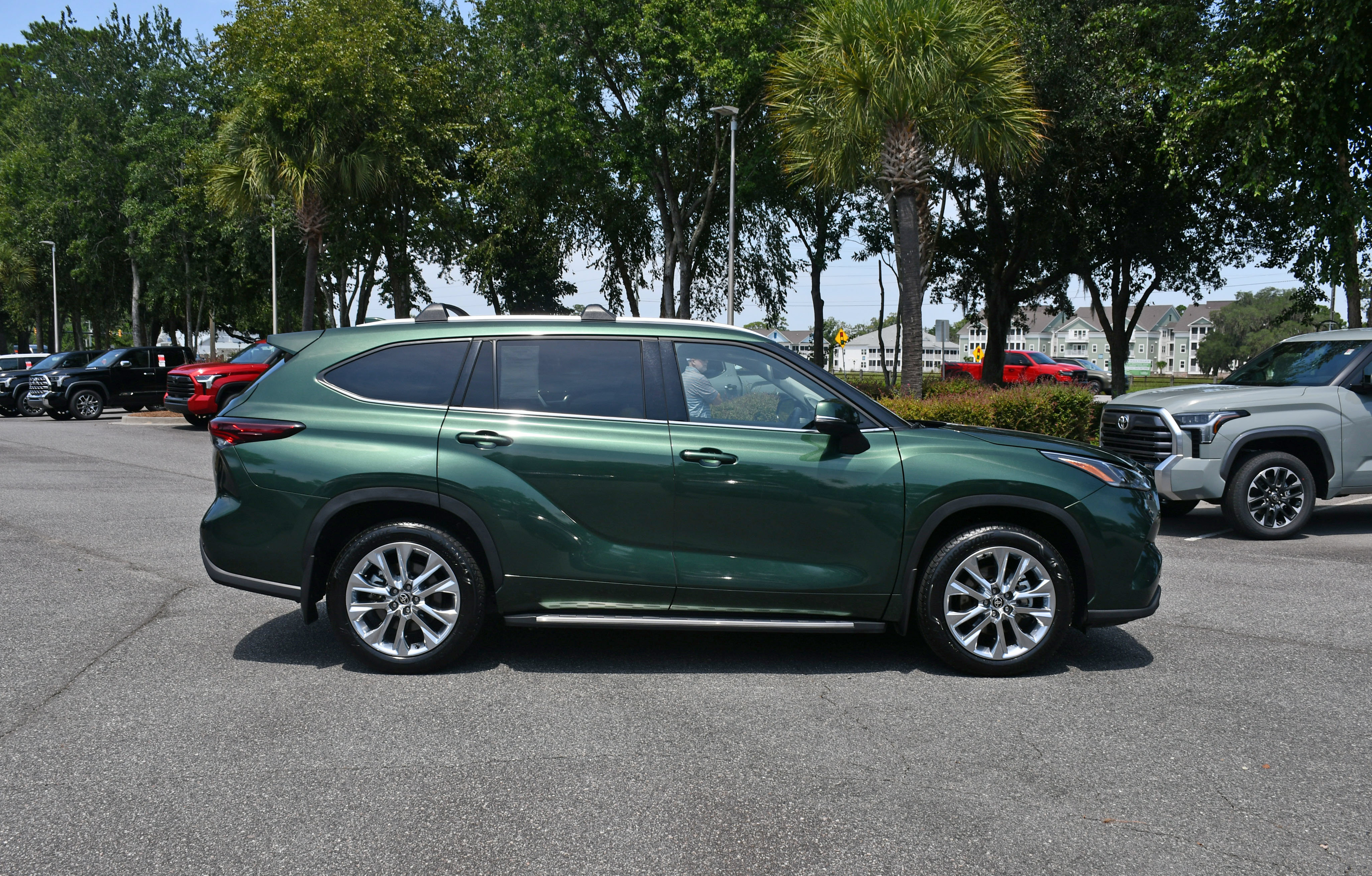 Certified 2025 Toyota Highlander LE AWD/4WD image 5