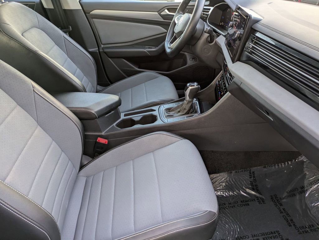 Used 2025 Volkswagen Jetta SE image 29