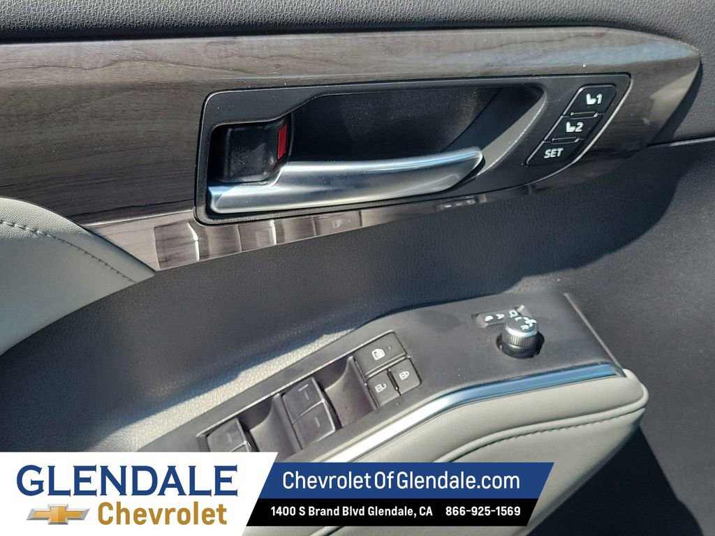 Used 2023 Toyota Highlander Limited image 32