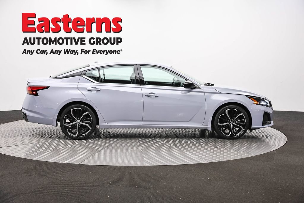 Used 2023 Nissan Altima 2.5 SR FWD image 4