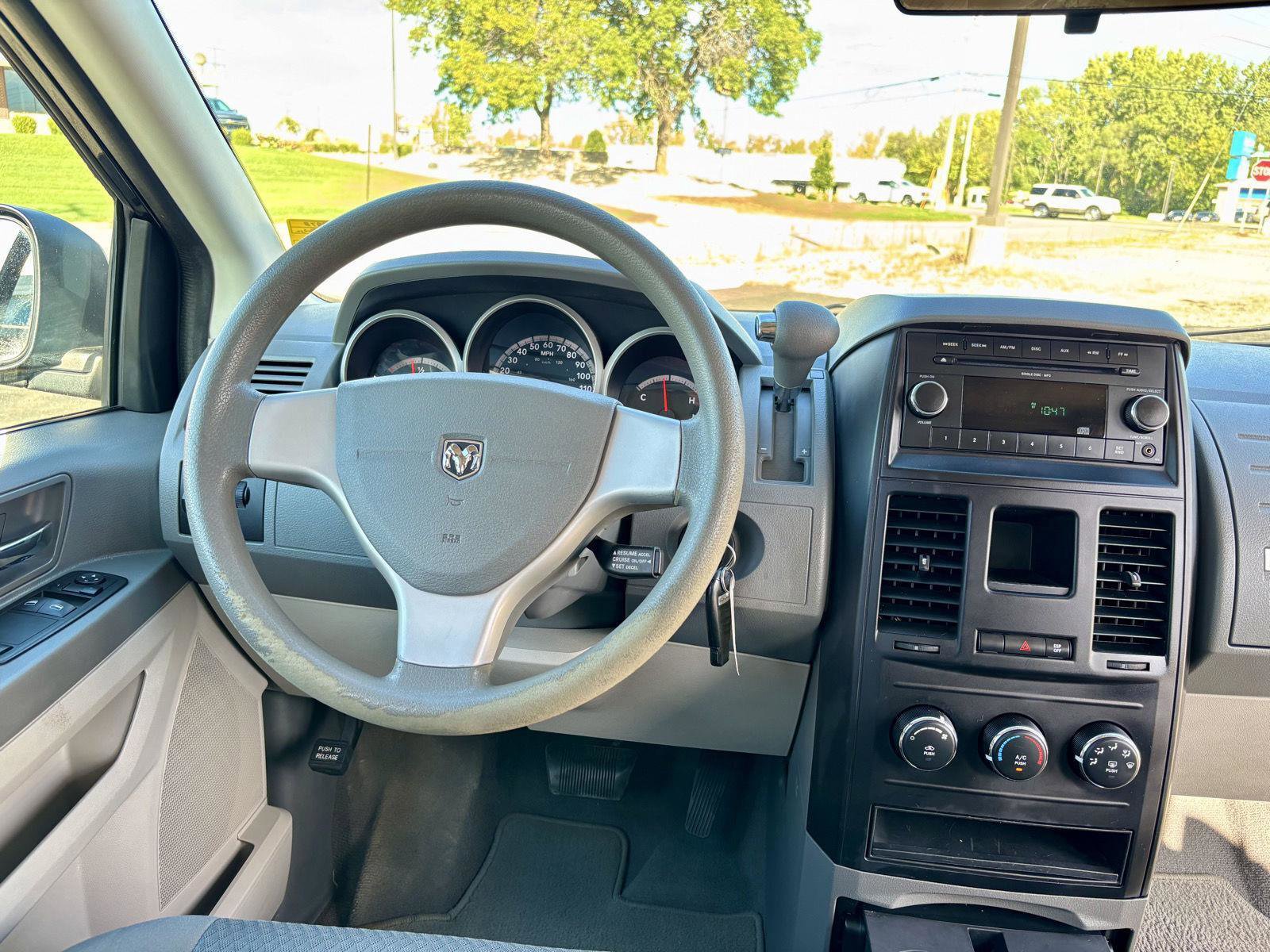 Used 2010 Dodge Grand Caravan SE image 3