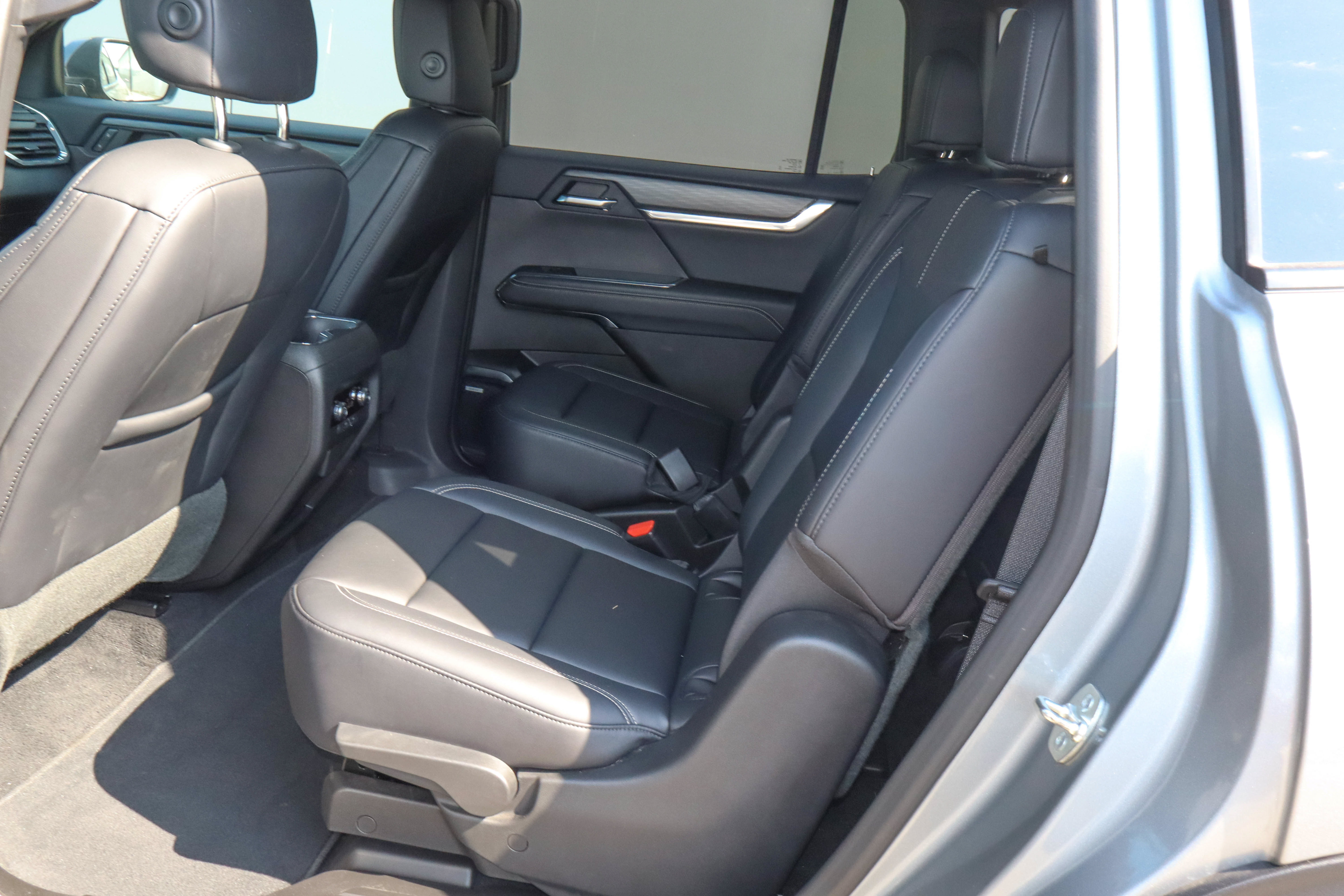 Used 2026 GMC Acadia Elevation w/ Elevation Premium Package FWD image 7