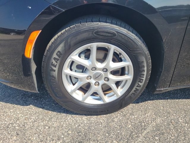 Used 2023 Chrysler Pacifica Touring FWD image 11