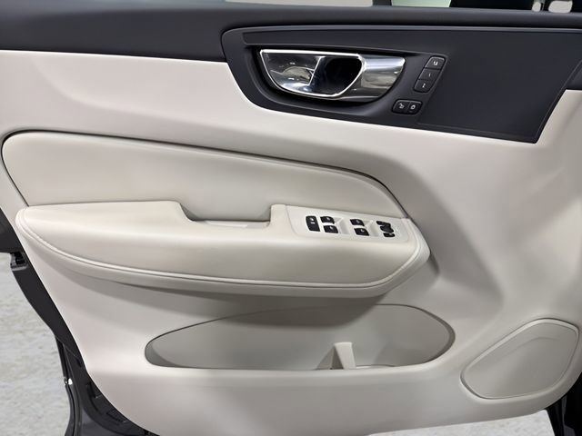 Used 2021 Volvo XC60 T5 Momentum w/ Premium Package image 9