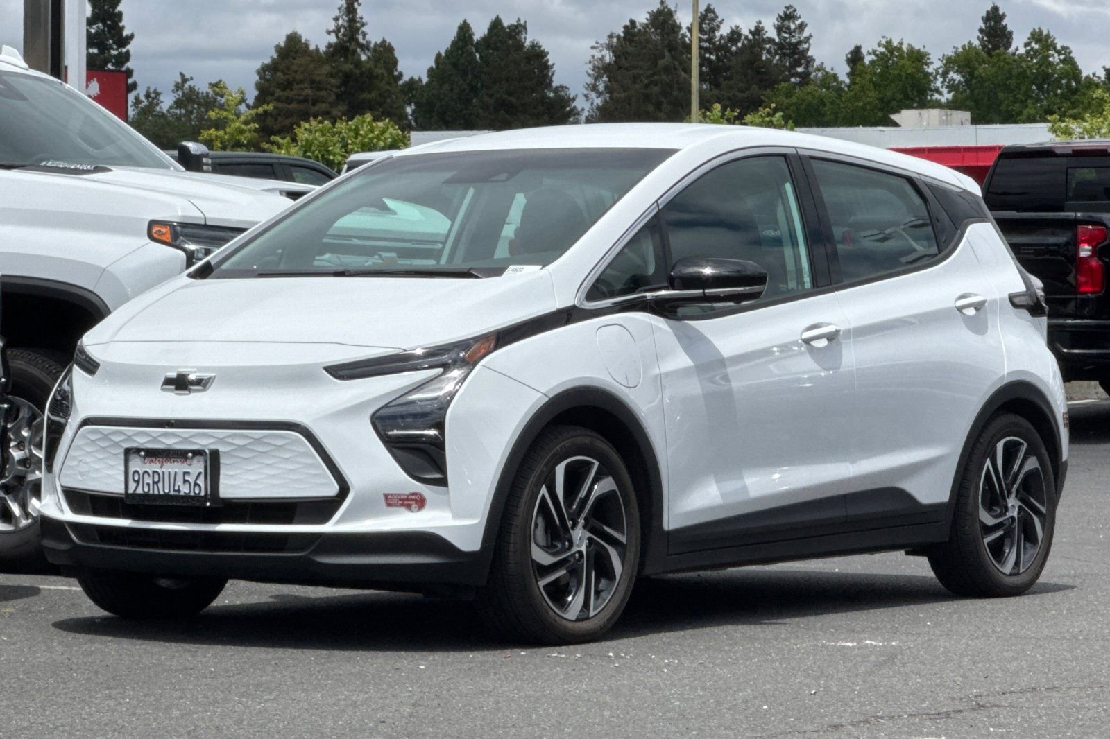 Used 2023 Chevrolet Bolt LT w/ Infotainment Package FWD image 9