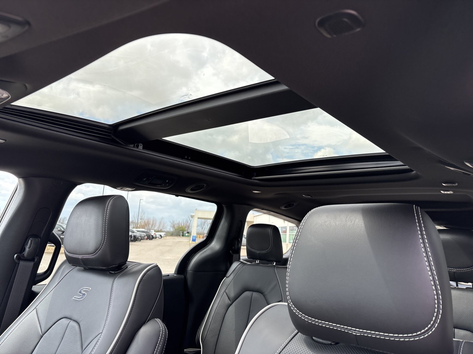 New 2026 Chrysler Pacifica Limited w/ S Appearance Package FWD image 10