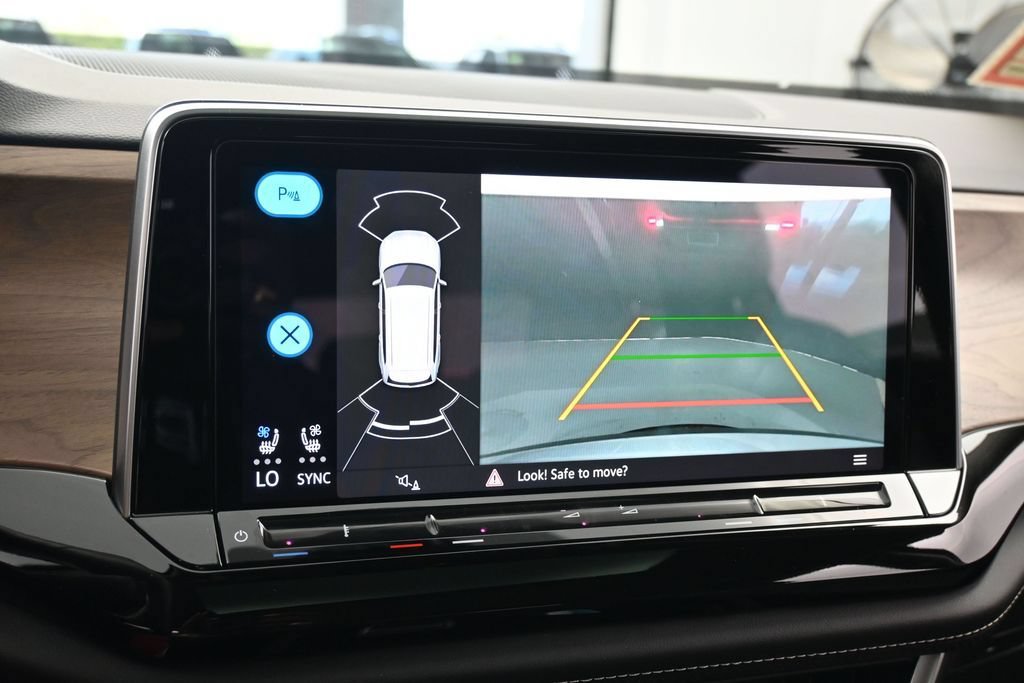 Used 2024 Volkswagen Atlas SE w/ Panoramic Sunroof Package FWD image 18