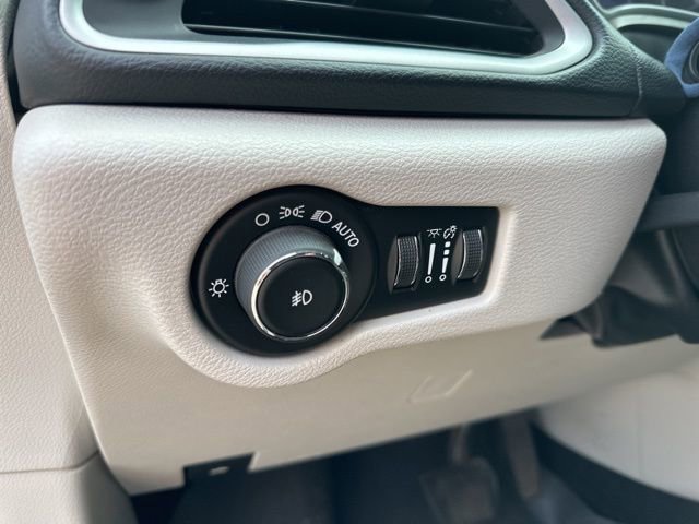 Used 2019 Chrysler Pacifica Touring Plus w/ Advanced Safetytec Group FWD image 6