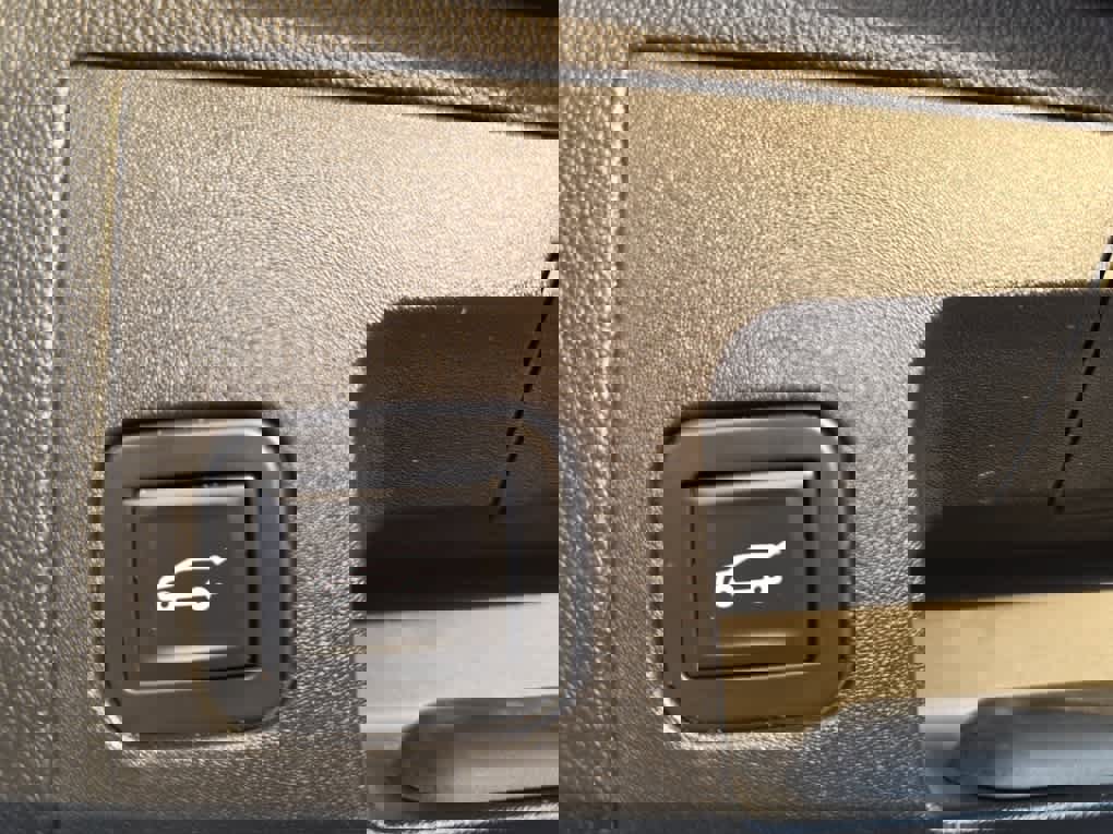 Used 2018 Cadillac XT5 Luxury w/ Driver Awareness Package image 15